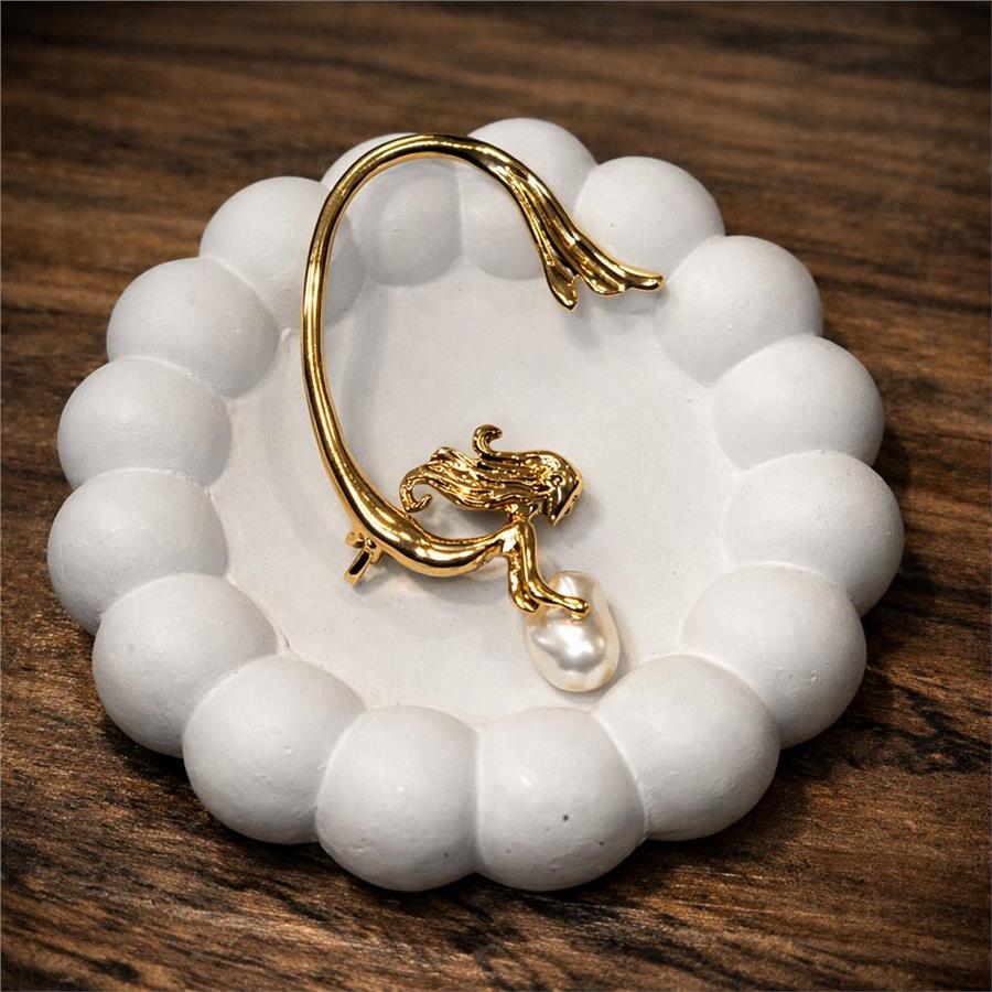 Isla Altın Renk Deniz Kızı Figürlü İnci Detaylı Cuff Küpe